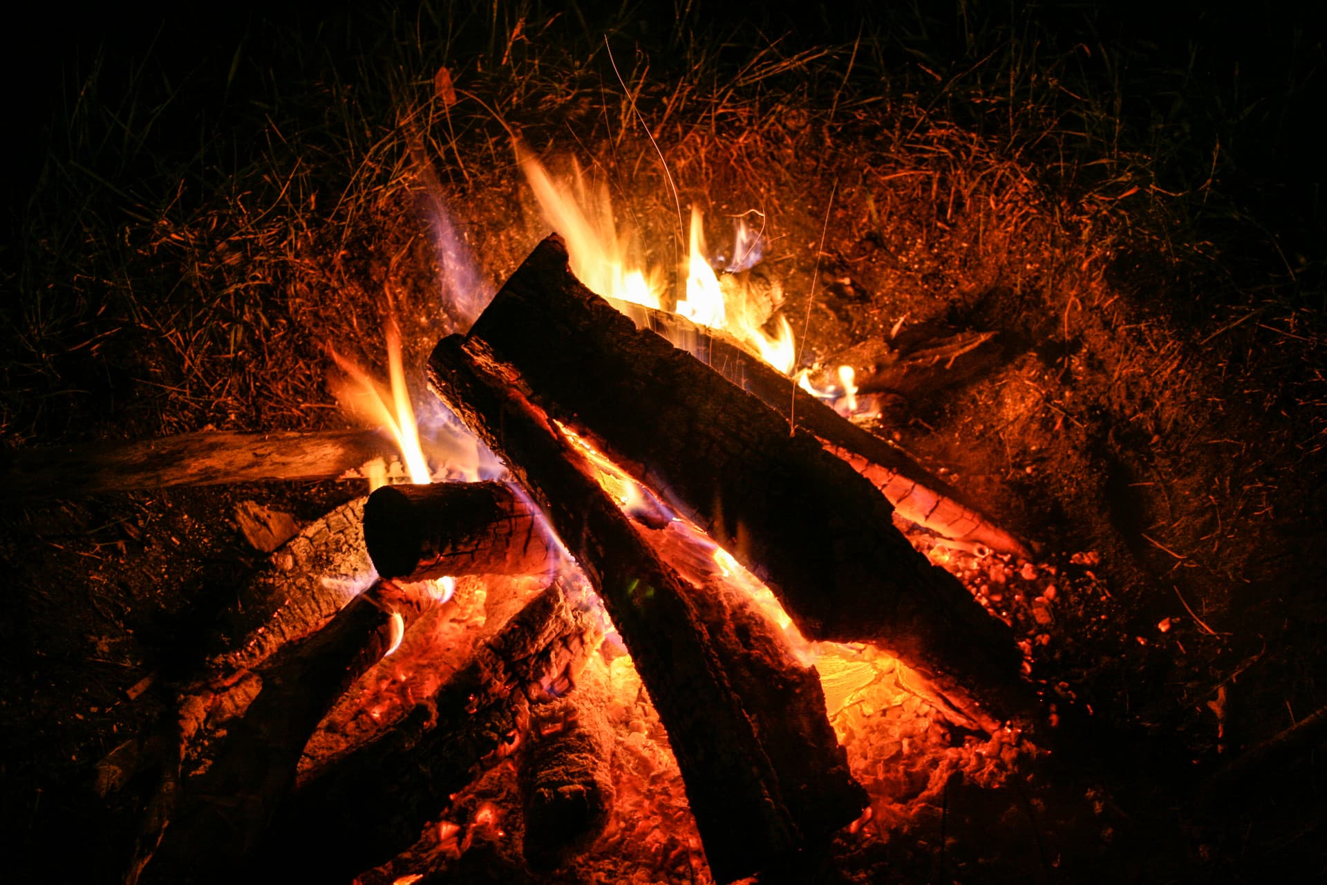 The Science of Staring Into a Fire — and Why the Best Conversations Happen Around One